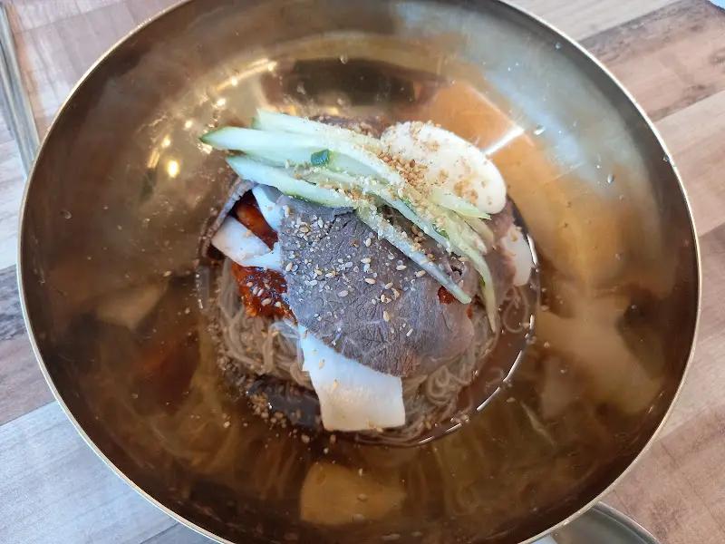 비빔냉면의 매콤한 자태