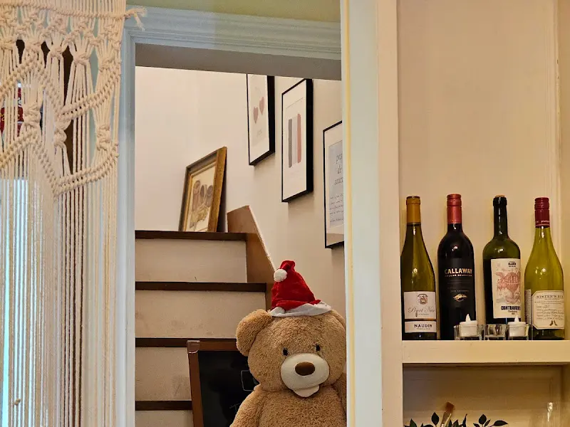 인테리어 소품으로 장식된 계단