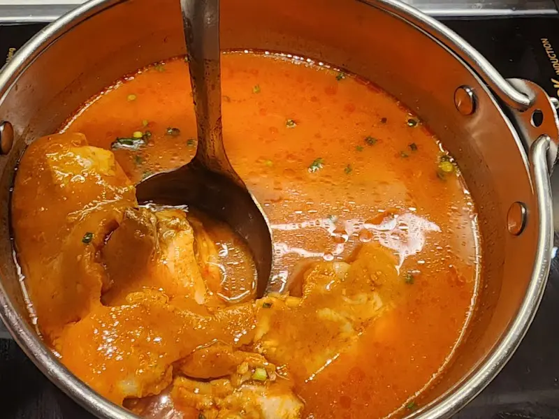 국자로 샤브샤브를 뜨는 모습