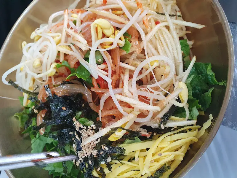 비빔국수 비비는 모습