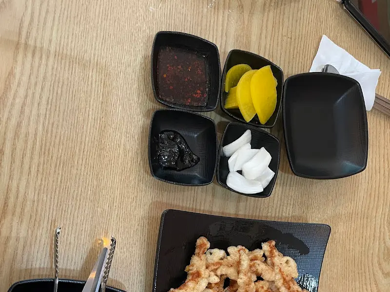 식탁 위에 놓인 여러가지 반찬