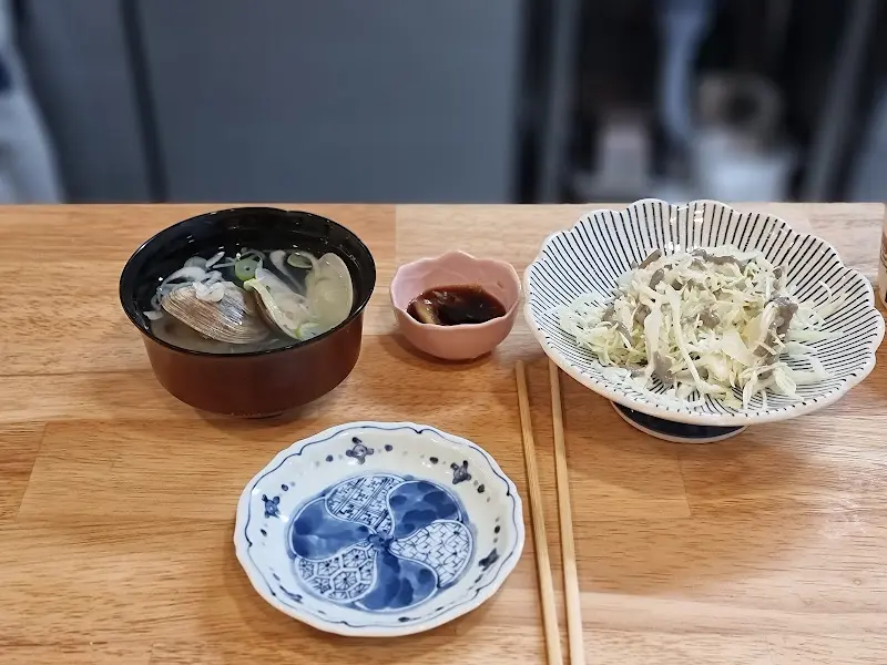 입맛을 돋우는 샐러드와 백합탕