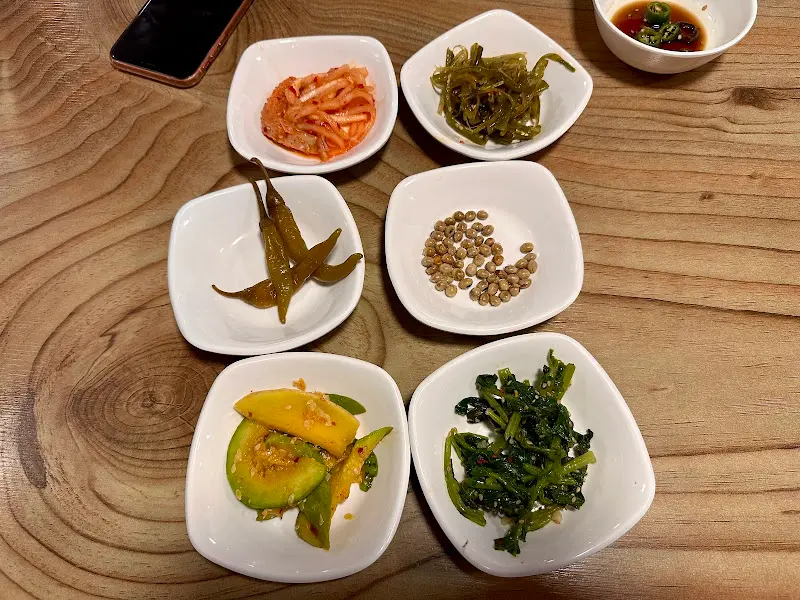 정갈하게 담긴 다양한 밑반찬들