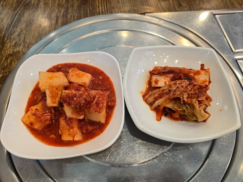 정갈하게 담겨 나온 깍두기와 배추김치