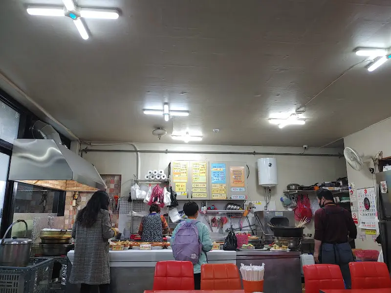 분주한 남부떡볶이 내부