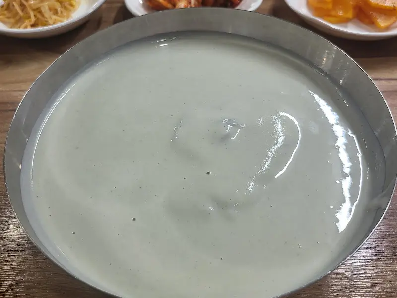 뽀얀 콩국물의 자태