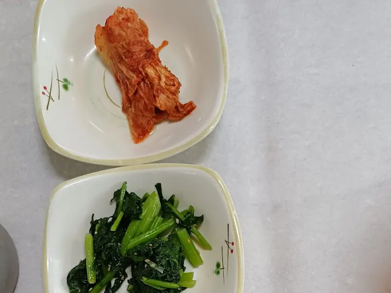 정갈하게 담겨 나온 밑반찬들