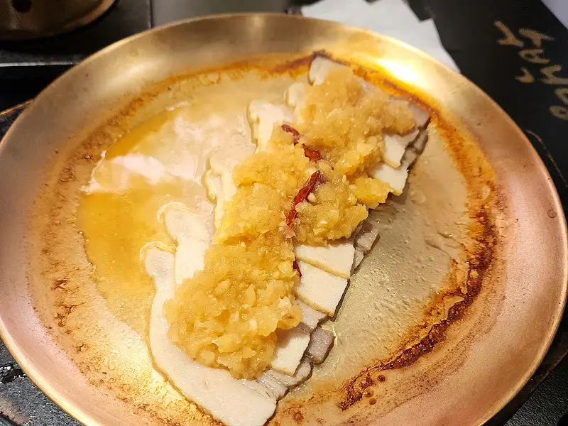 마늘이 듬뿍 올라간 마늘수육