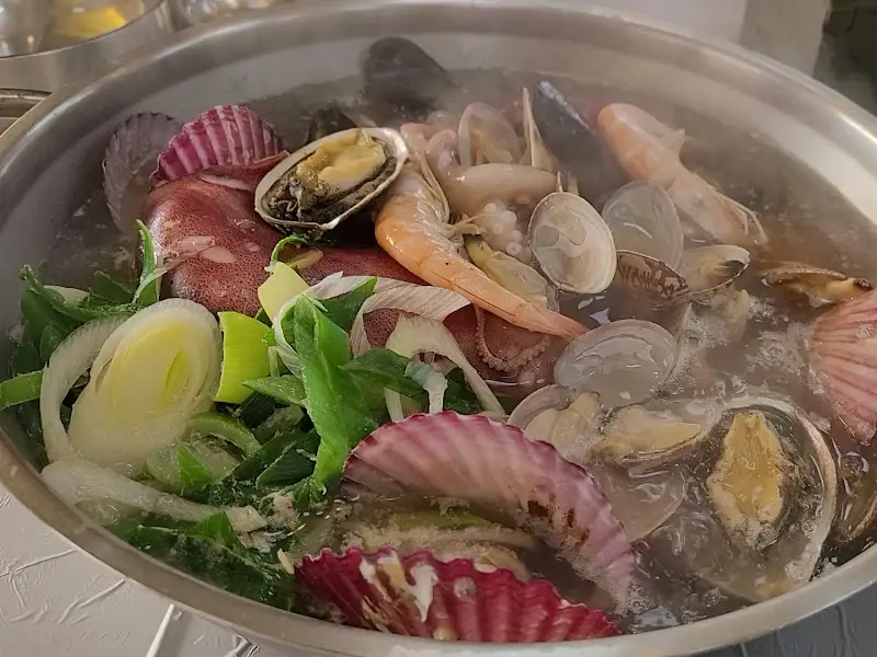 신선한 해산물이 가득한 해물칼국수