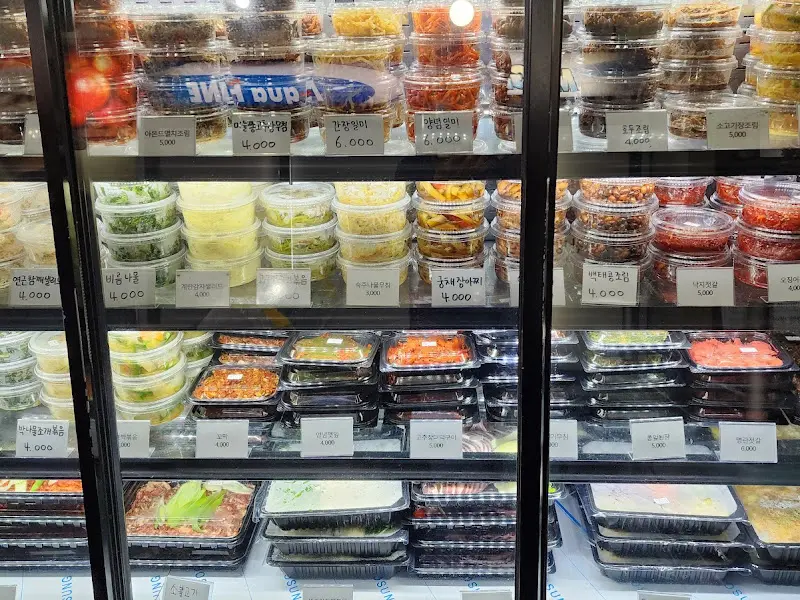 깔끔하게 포장된 다양한 반찬들