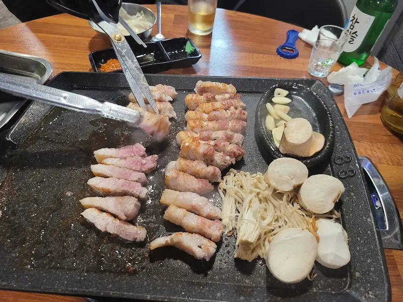 능숙한 솜씨로 구워주는 삼겹살