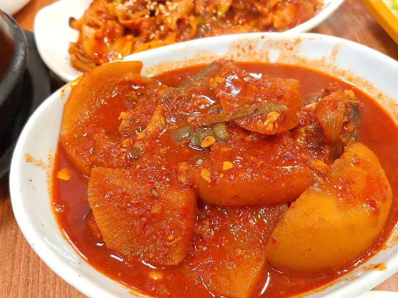 매콤한 양념이 잘 배어있는 고등어조림