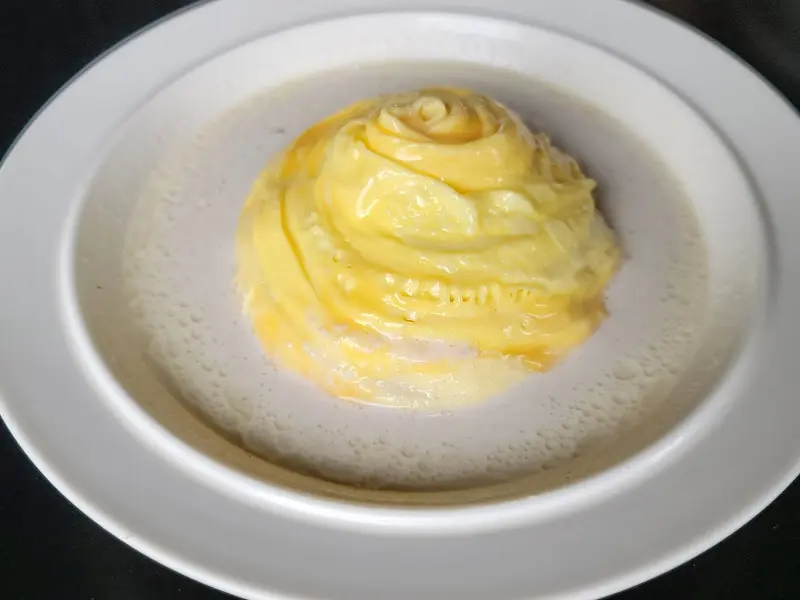 크림 소스에 잠긴 백조 같은 오므라이스