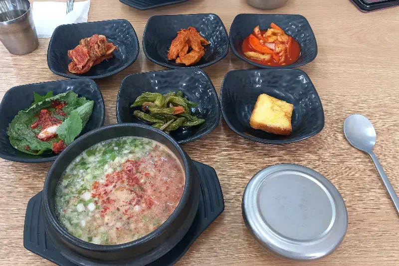 미가옥 다슬기 해장국과 반찬