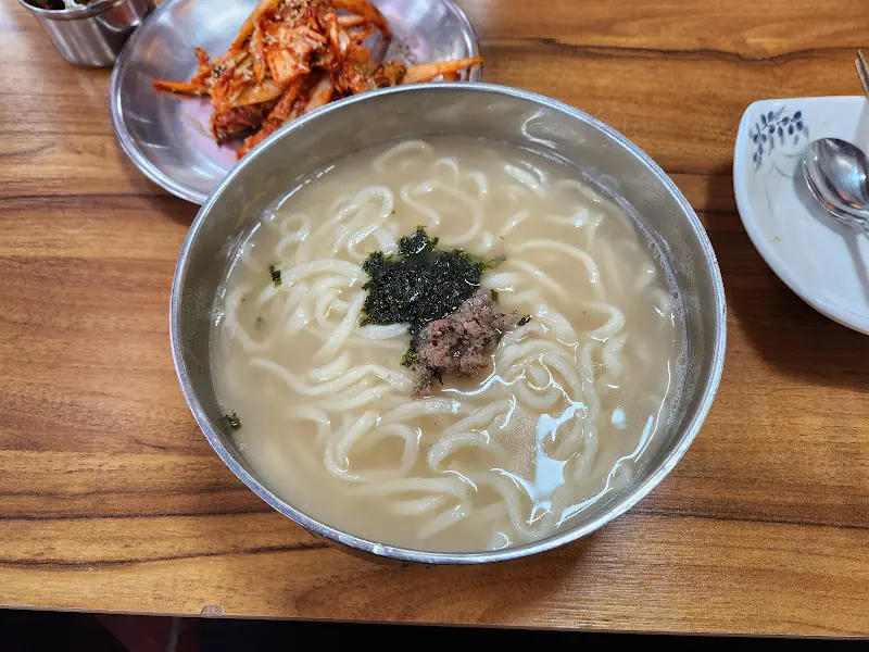 깔끔하게 비워진 칼국수 그릇