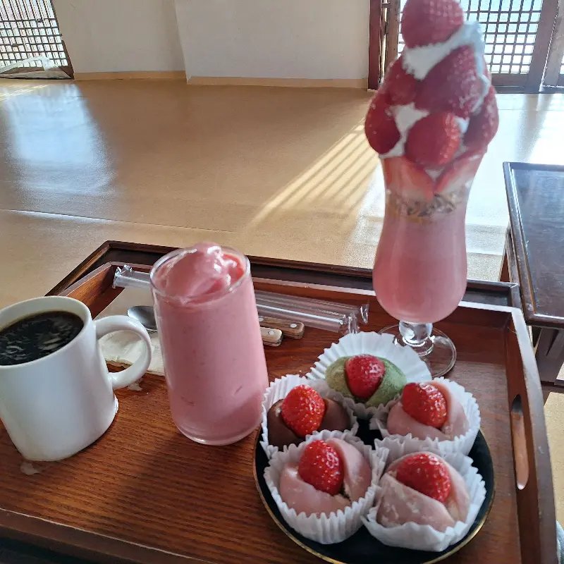말차 라떼와 딸기 모찌