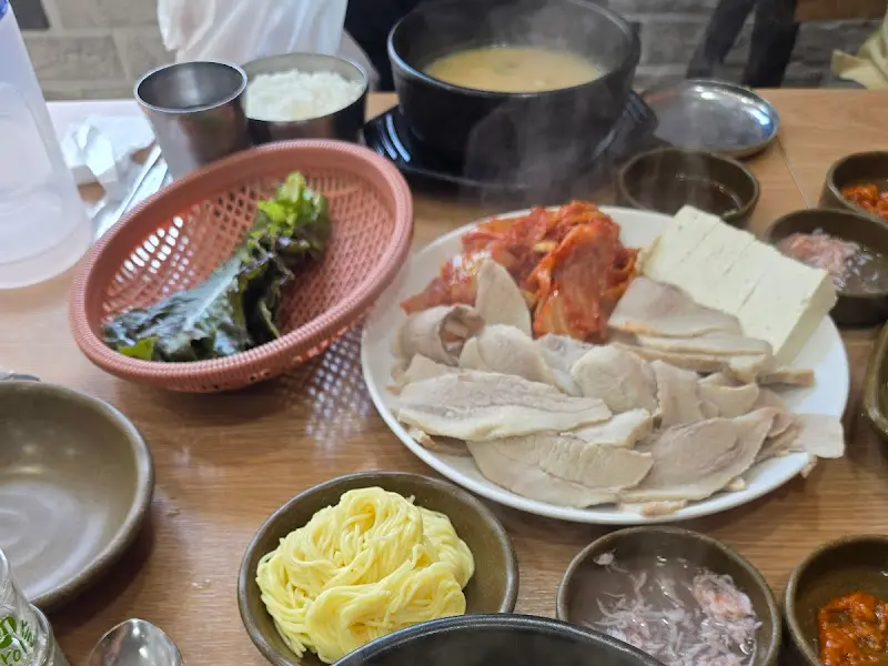 수육 백반 전체 상차림