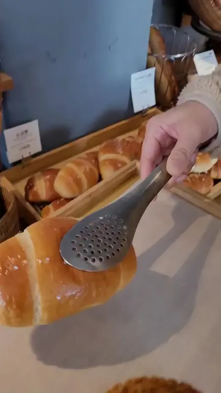 소금빵을 집는 모습