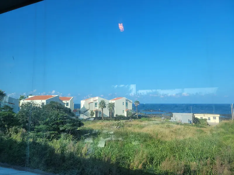 카페에서 보이는 바다와 하늘