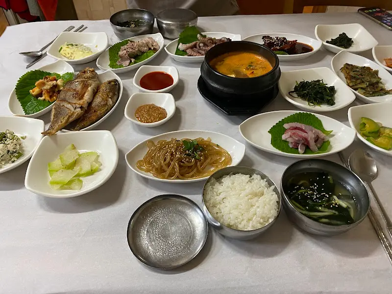 상 위에 가득 놓인 반찬들