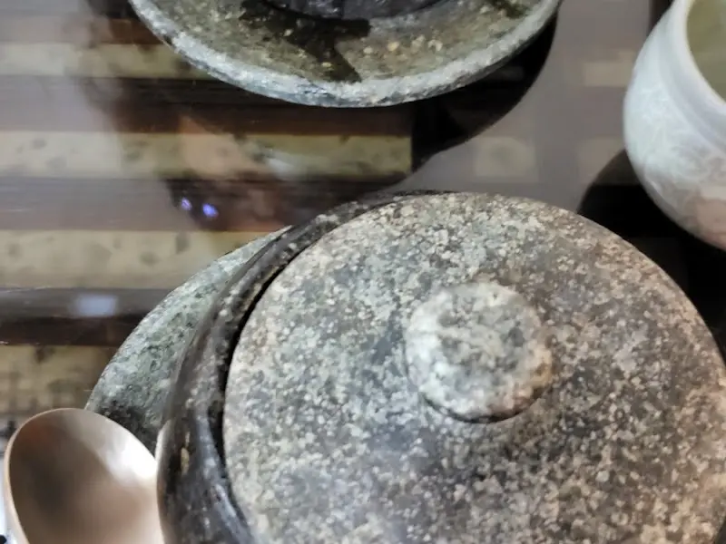 모두랑 뚜껑 덮인 돌솥