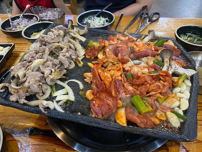 불판 위의 오리 주물럭