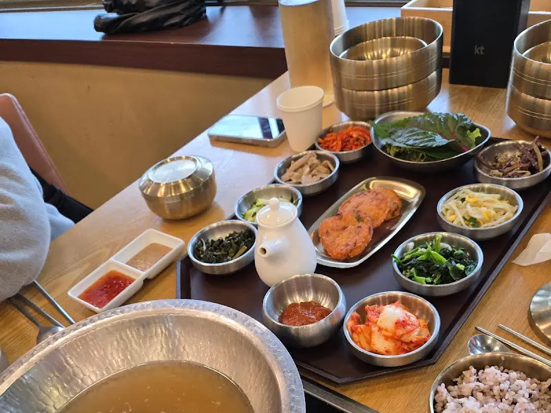 정갈하게 담겨 나온 밑반찬들