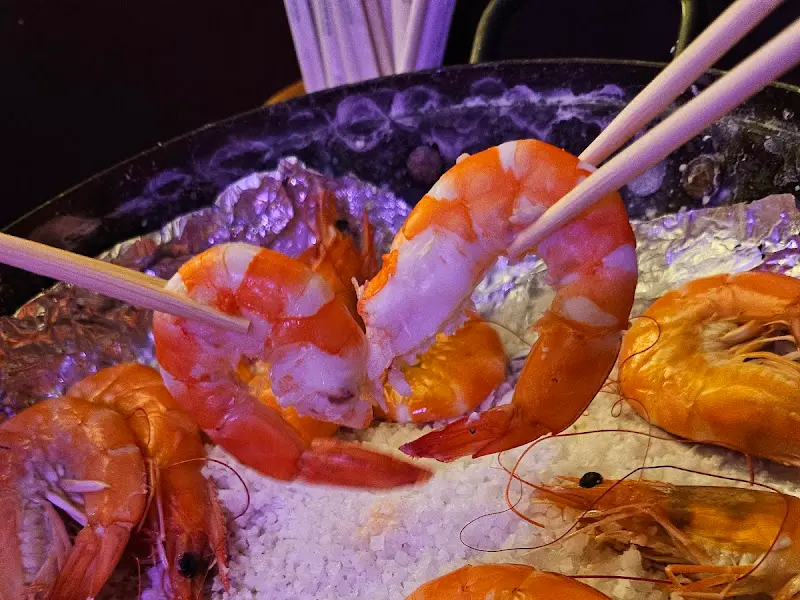 젓가락으로 집은 새우: 젓가락으로 집어 올린 탱글탱글한 새우의 모습