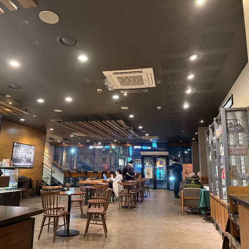 매장 내부 전경