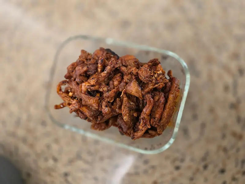 깔끔하게 비워진 닭발 접시