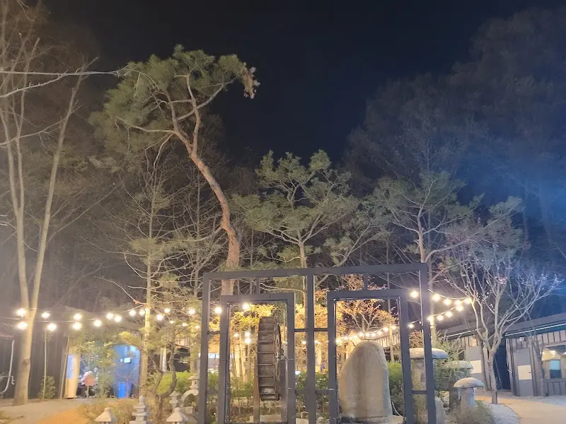 조명이 켜진 묵방골정원의 야경