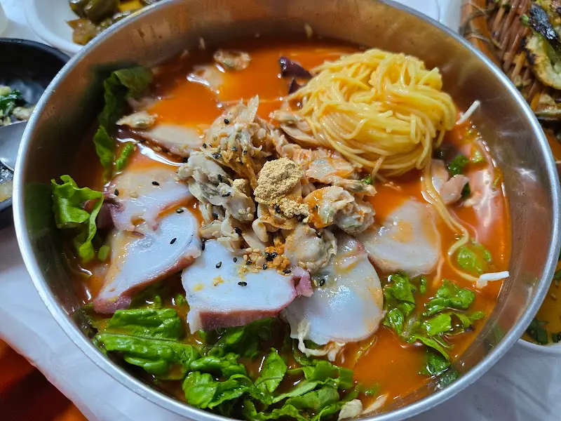 싱싱한 해산물이 가득한 째복물회