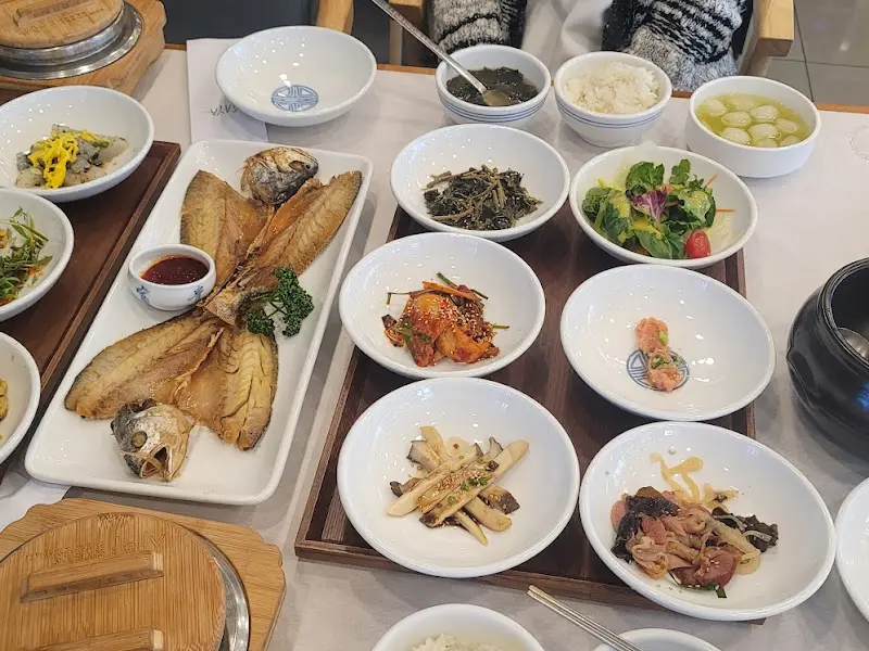 푸짐하게 차려진 보리굴비 정식 한상차림