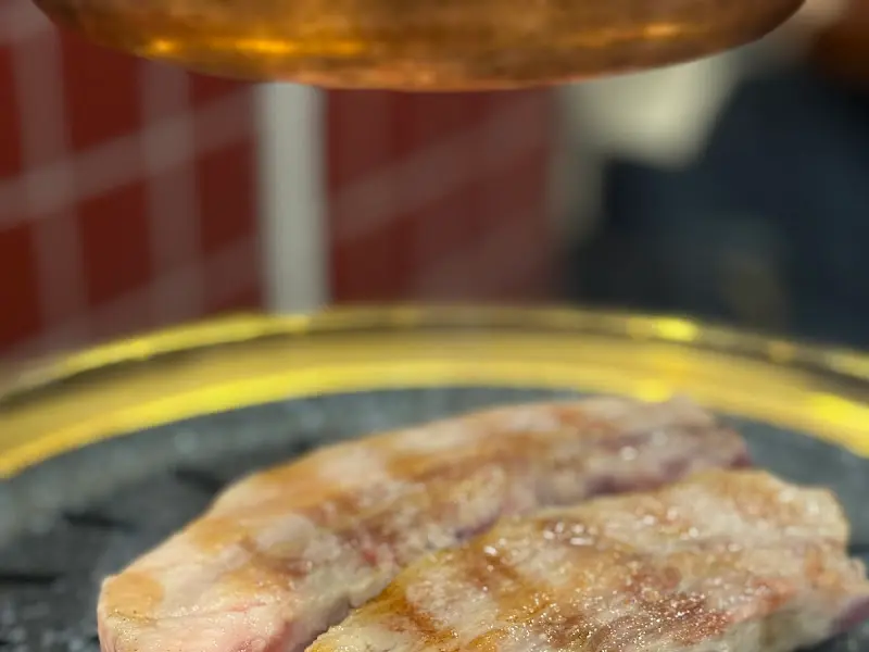 불판 위에서 구워지는 삼겹살