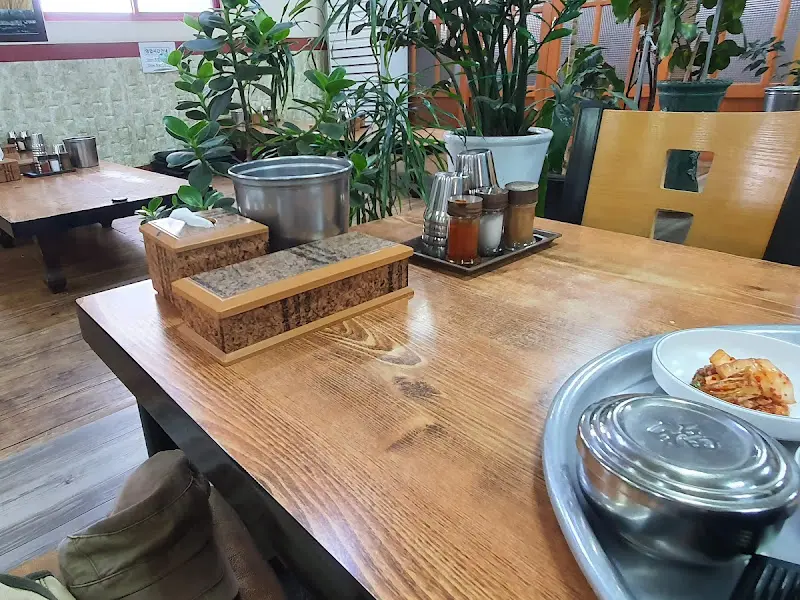 큰손뚝배기 내부 테이블