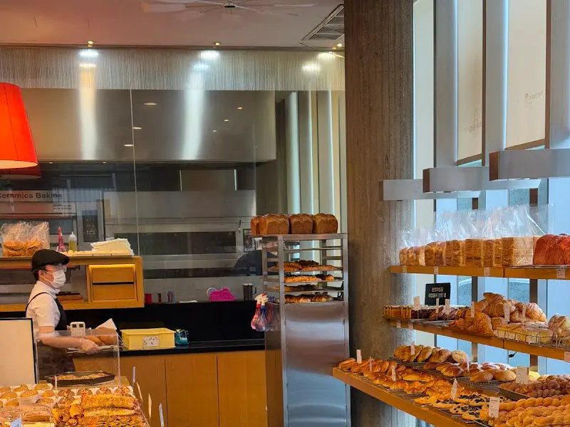 통유리창이 있는 빵집 내부