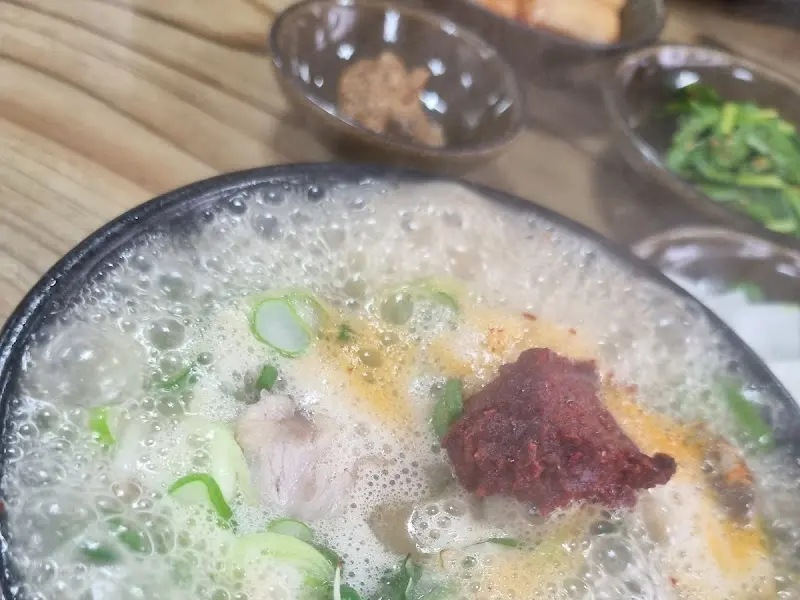 다진 양념이 풀어지기 전 순대국밥