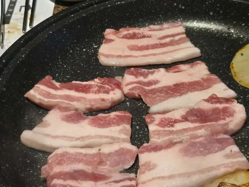 불판 위의 삼겹살