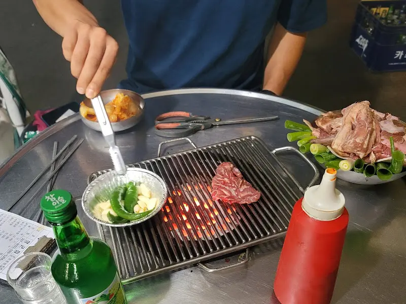 고기를 굽는 모습