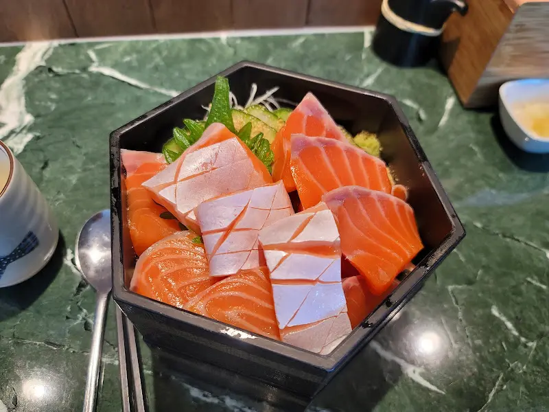 두툼하게 썰린 혼마구로 참치의 단면