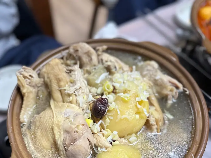 약초 향이 은은하게 퍼지는 백숙