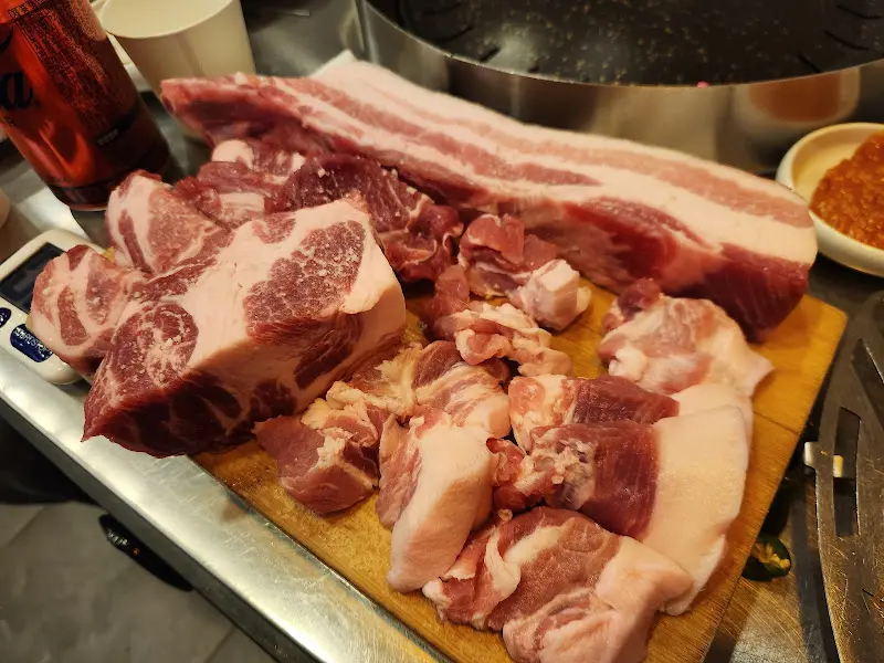 도마 위에 가지런히 놓인 주먹고기와 삼겹살