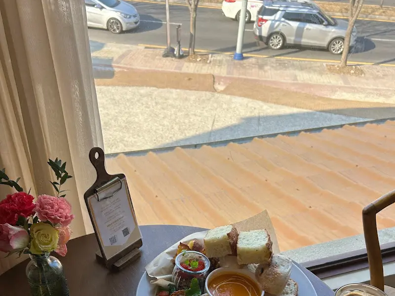 만달리투고 2층 창가에서 바라본 일광해수욕장