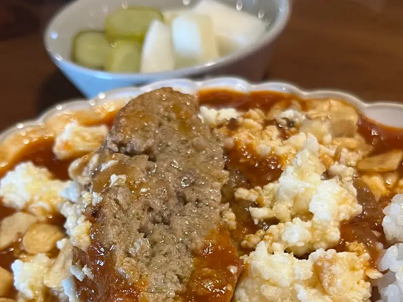 토마토 소스가 듬뿍 올라간 함박스테이크