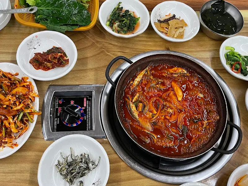 한 상 가득 차려진 음식