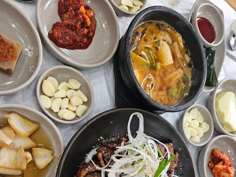 토실배기의 불고기 백반과 다양한 밑반찬