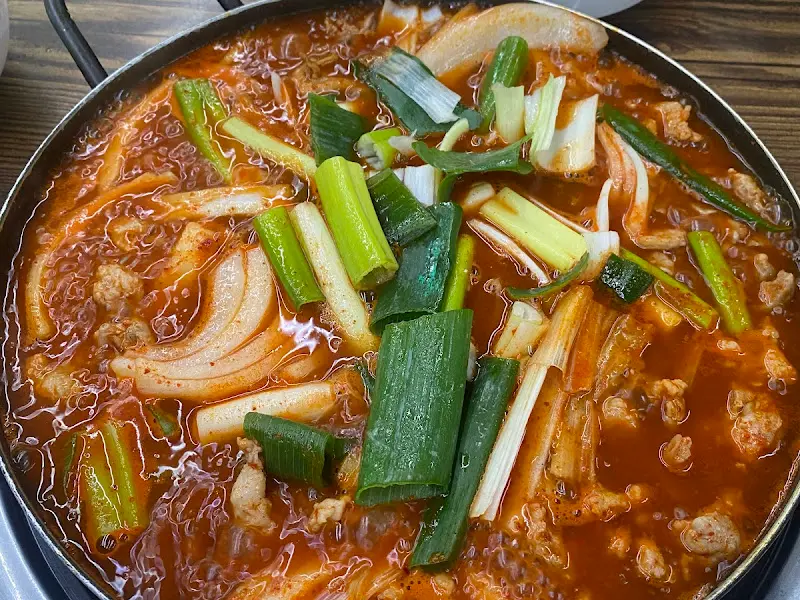 양파가 듬뿍 들어간 찌개의 모습