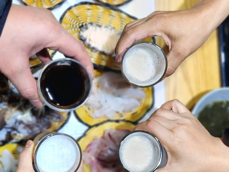 술잔을 기울이는 모습