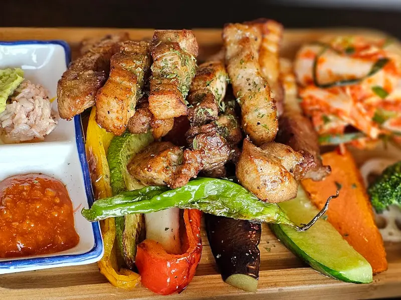 육즙 가득한 삼겹살 구이와 구운 채소의 조화