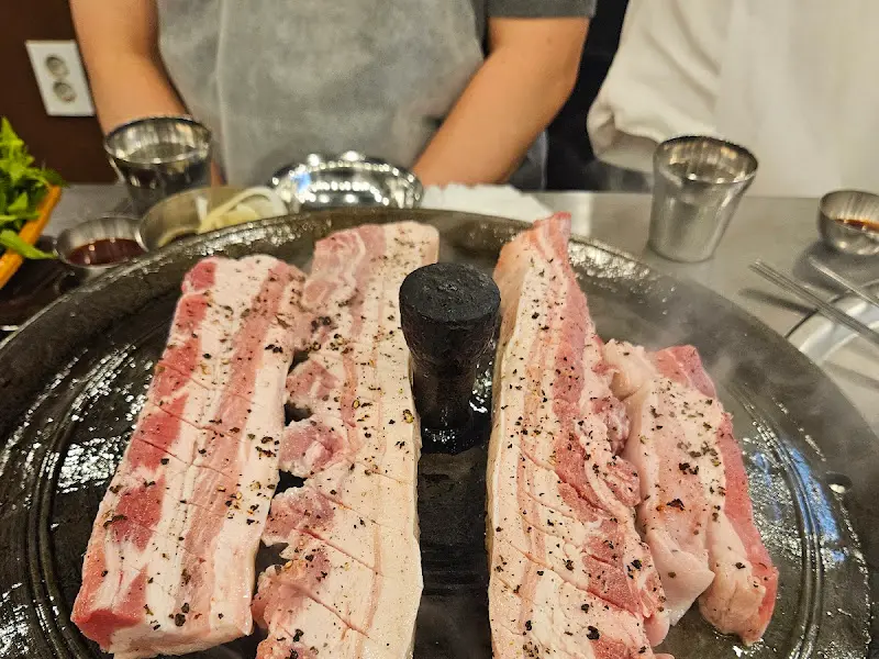 솥뚜껑 위에 올려진 미박삼겹살